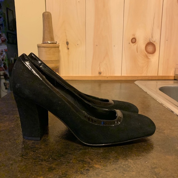 🌈 BCBGMaxAzria Black Suede Chunky Heels - Picture 6 of 7